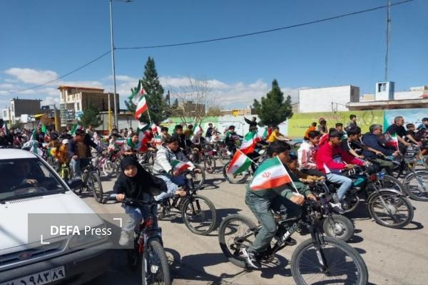رژه موتورسواران و دوچرخه‌سواران در شهر خاکعلی قزوین، برگزار شد