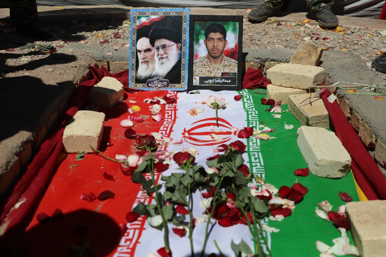 تصاویر/تشییع پیکر مطهر شهید «عبدالرضا ابولی‌پناه» بر دستان مردم گاریزات