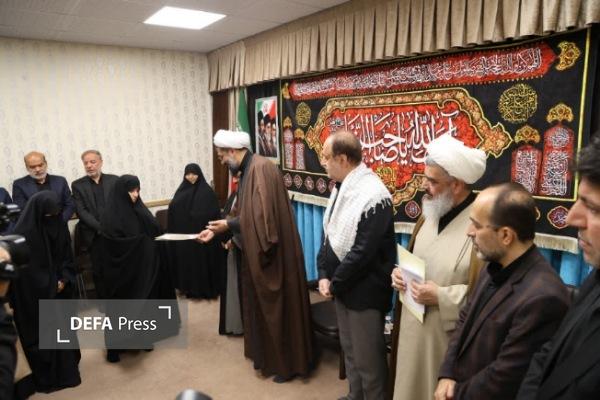 تجلیل نماینده ولی فقیه در استان همدان از خانواده‌‌ شهدای جنگ رمضان + تصاویر