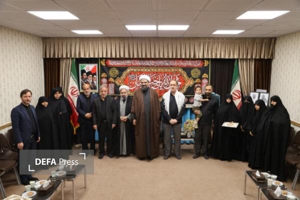 تجلیل نماینده ولی فقیه در استان همدان از خانواده‌‌ شهدای جنگ رمضان + تصاویر