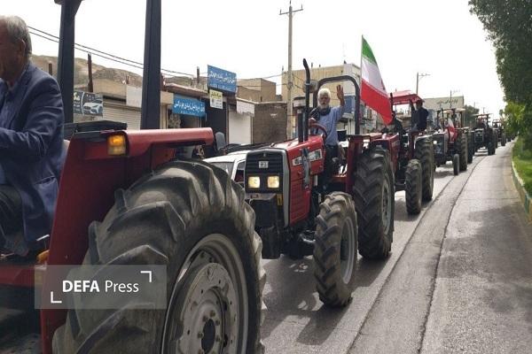 رژه تراکتور سواران پلدختری در حمایت از انقلاب رژه تراکتور سواران پلدختری در حمایت از انقلاب