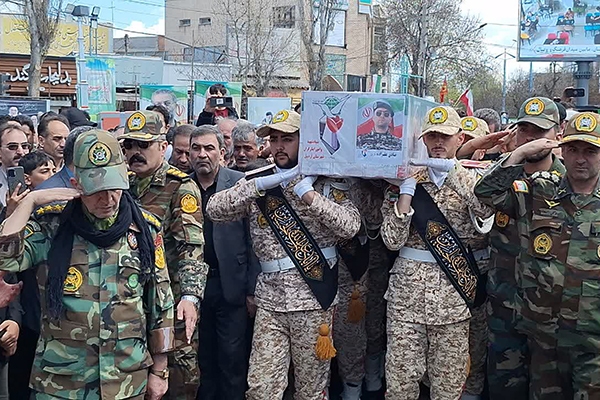 تصاویر/ شهید اقتدار در آغوش مردم روستای «باروق»