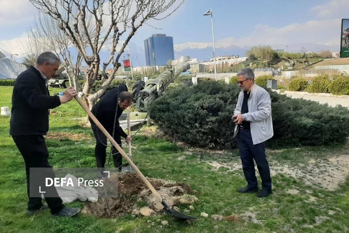 کاشت نهال امید به یاد شهدای جنگ تحمیلی سوم در موزه ملی انقلاب اسلامی و دفاعمقدس کاشت نهال امید به یاد شهدای جنگ تحمیلی سوم در موزه ملی انقلاب اسلامی و دفاعمقدس