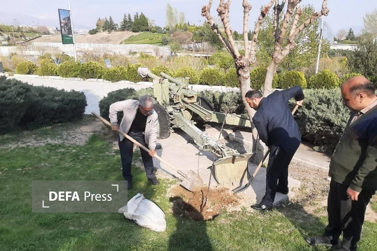 کاشت نهال امید به یاد شهدای جنگ تحمیلی سوم در موزه ملی انقلاب اسلامی و دفاعمقدس کاشت نهال امید به یاد شهدای جنگ تحمیلی سوم در موزه ملی انقلاب اسلامی و دفاعمقدس