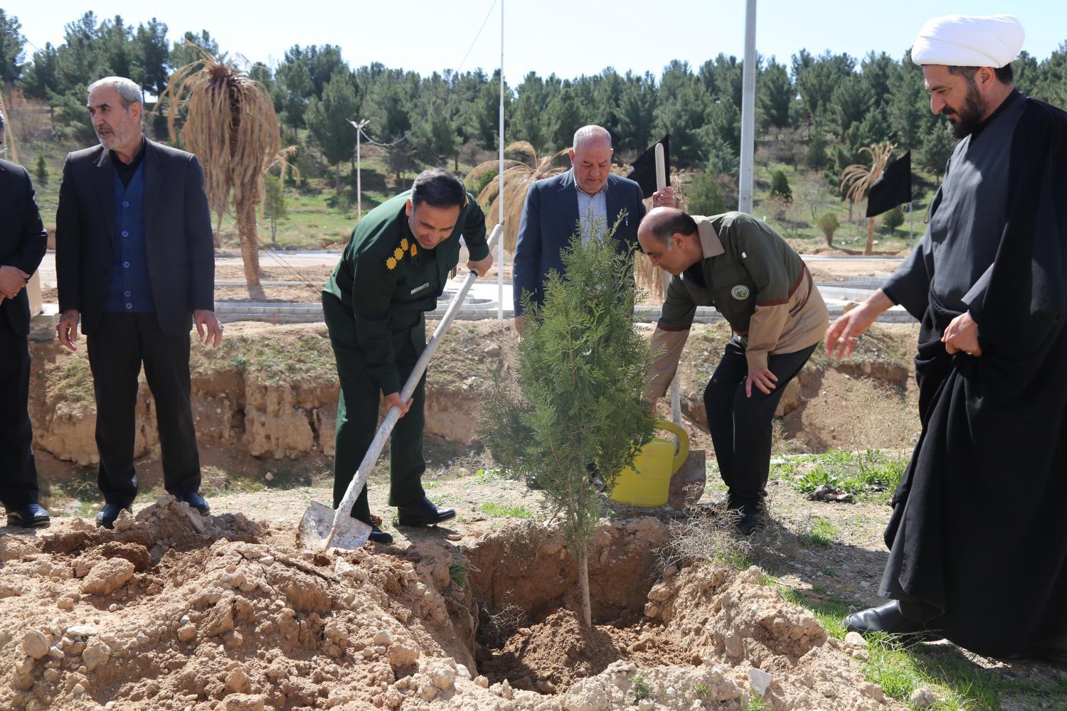 تصاویر/ اجرای پویش «سرو ایران» به یاد رهبر شهید در موزه دفاع مقدس و مقاومت خراسان شمالی