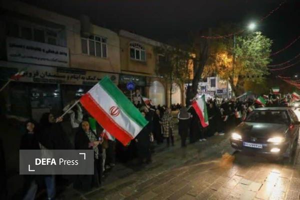 تشکیل زنجیره انسانی از چهارراه شهدا تا بلوار معلم در قزوین تشکیل زنجیره انسانی از چهارراه شهدا تا بلوار معلم در قزوین