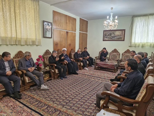 دیدار نماینده ولی‌فقیه در استان با خانواده شهدای جنگ رمضان در کرمان+تصاویر