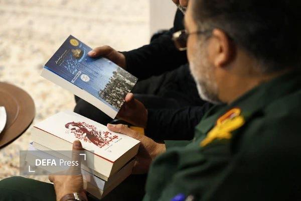 دیدار فرمانده سپاه استان همدان با نویسنده برجسته ادبیات پایداری