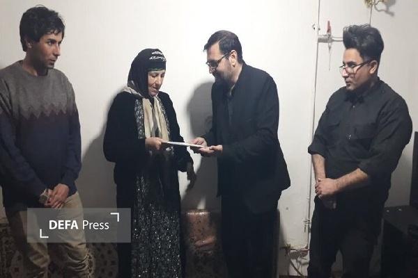 مدیرکل ارشاد کردستان از خانواده شهید «محمد سخاوتی» در کامیاران تجلیل کرد