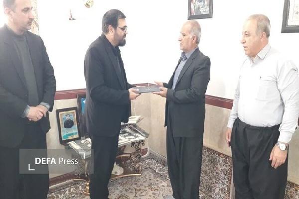 مدیرکل ارشاد کردستان از خانواده شهید «محمد سخاوتی» در کامیاران تجلیل کرد