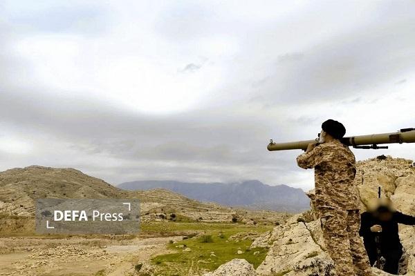 حضور میدانی امام جمعه اهواز با سلاح دوشپرتاب در کوههای شرق خوزستان برای شکار هواگردهای متخاصم حضور میدانی امام جمعه اهواز با سلاح دوشپرتاب در کوههای شرق خوزستان برای شکار هواگردهای متخاصم