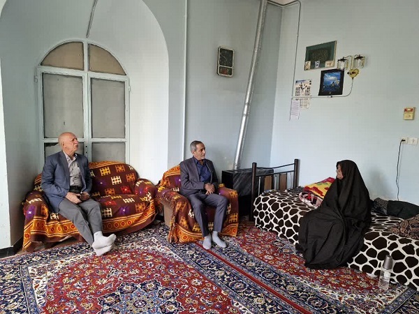 دیدار مدیرکل بنیاد شهید کرمان با خانواده شهدای شهر کرمان+تصاویر