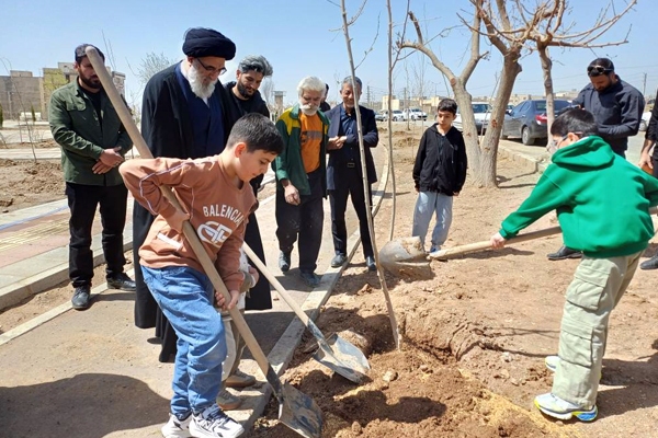 تصاویر/ کاشت نهال توسط فرزندان شهدای جنگ رمضان در البرز
