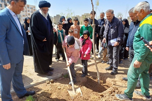 فرزندان شهدای جنگ رمضان در البرز به یاد پدرانشان نهال کاشتند