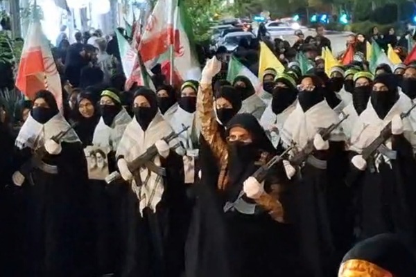 فیلم/ بانوان شهرستان بشرویه‌ اسلحه به دست شدند