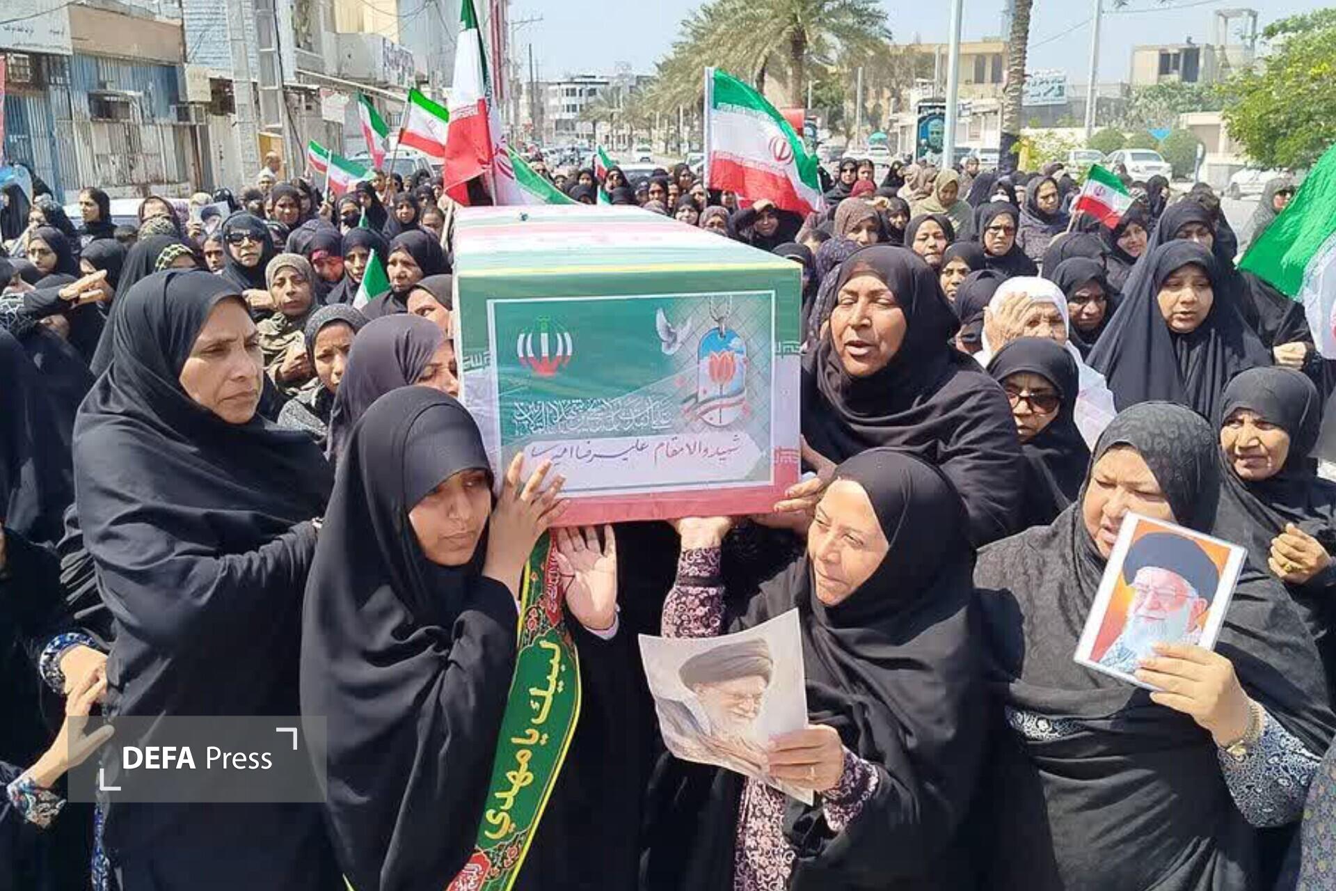 بدرقه پیکر مطهر سه شهید در میان حضور گسترده مردم