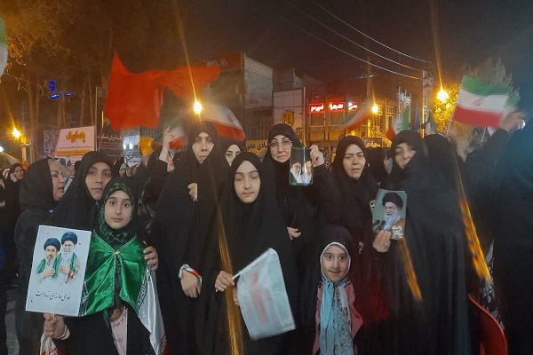 مردم شهر دارالارشاد اردبیل در هوای بارانی بار دیگر اتحاد و بیعت خود را با انقلاب و رهبر جوان اعلام کردند