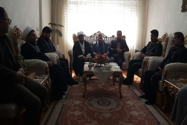 دیدار مسؤولان زنجان با خانواده شهید «علیرضا فیروزی»