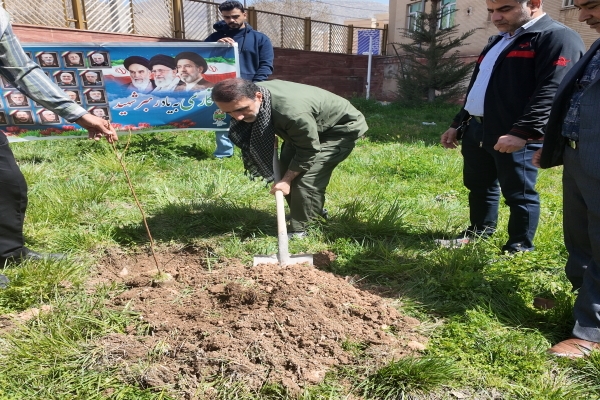 تصاویر/ کاشت نهال به یاد امام و سرداران شهید