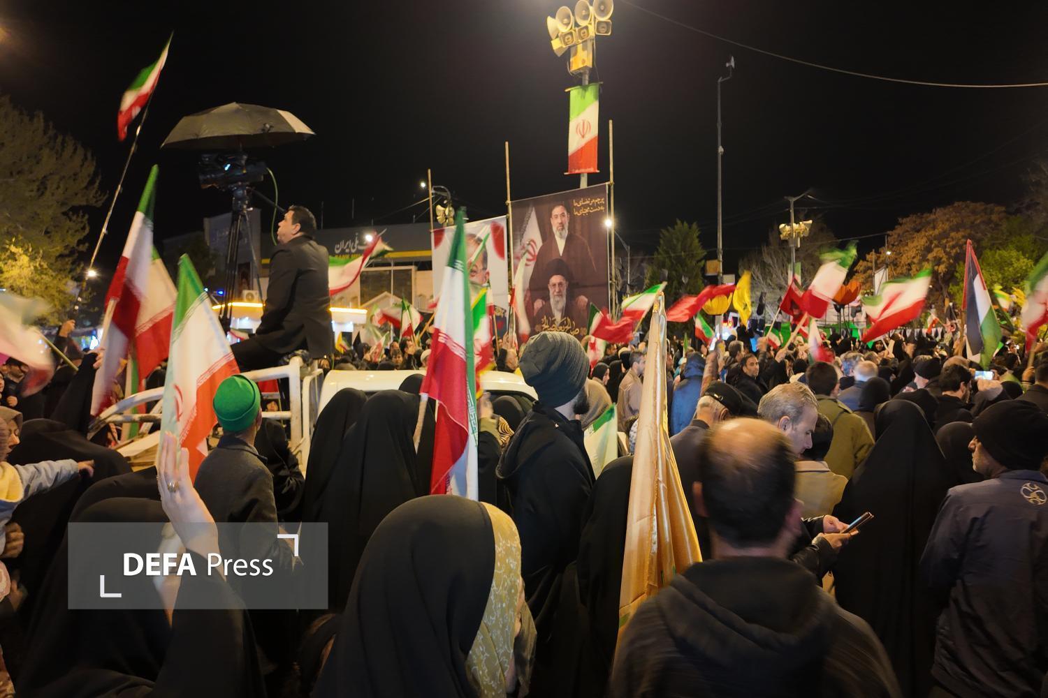 همبستگی ملی در تجمعات شبانه مردم ایران برای دفاع از کشور+ تصاویر و فیلم