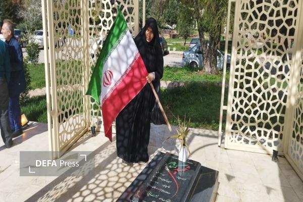 مراسم اهتزاز پرچم ایران در جوار شهید گمنام باغستان قزوین آغاز شد