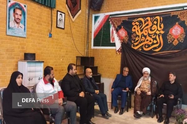 غبارروبی و عطرافشانی گلزار شهدای شهر الوند همزمان با آغاز سال جدید برگزار شد غبارروبی و عطرافشانی گلزار شهدای شهر الوند همزمان با آغاز سال جدید برگزار شد