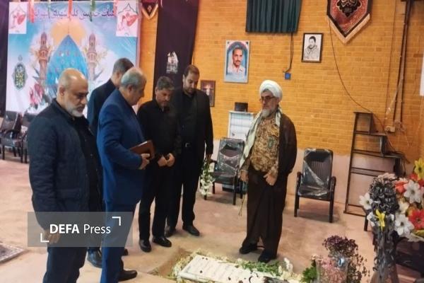 غبارروبی و عطرافشانی گلزار شهدای شهر الوند همزمان با آغاز سال جدید برگزار شد غبارروبی و عطرافشانی گلزار شهدای شهر الوند همزمان با آغاز سال جدید برگزار شد