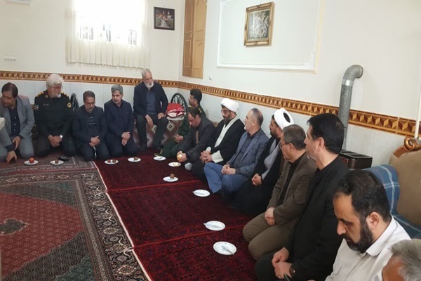 دیدار مسؤولان زنجانی با خانواده شهید مردمی «جواد عابدینی»