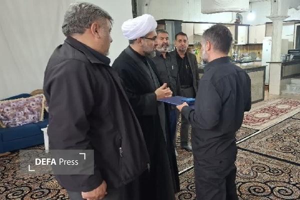 در آیین تکریم مقام شهیدان تربت مطهر کربلا به خانواده شهدای کامیاران اهدا شد