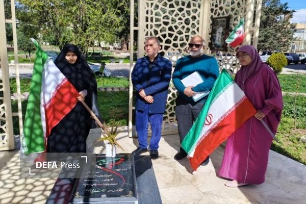 پرچم ایران، نماد ایستادگی پای خون شهداست