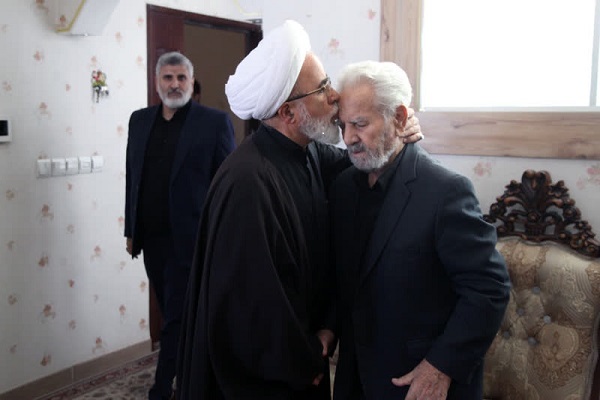 فیلم/ حضور نماینده ولی فقیه در استان کرمانشاه در منزل شهید «سلیمانی»
