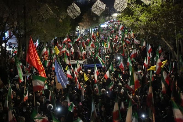 فیلم/ خروج پرشور مردم کرمانشاه در راهپیمایی شبانه