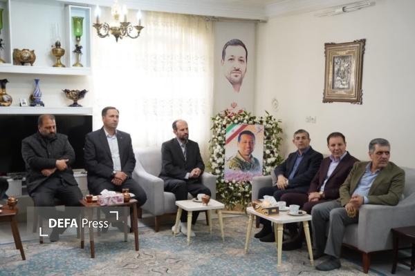 استاندار قزوین با خانواده شهید کاپیتان محمد عزیزی دیدار کرد