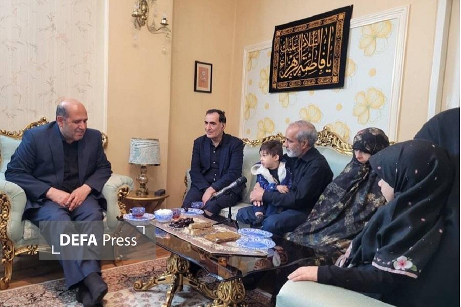 نهضت دیدار با خانواده شهدا برقرار است / رئیس و جمعی از معاونان بنیاد شهید به دیدار خانواده شهدای جنگ رمضان رفتند نهضت دیدار با خانواده شهدا برقرار است / رئیس و جمعی از معاونان بنیاد شهید به دیدار خانواده شهدای جنگ رمضان رفتند