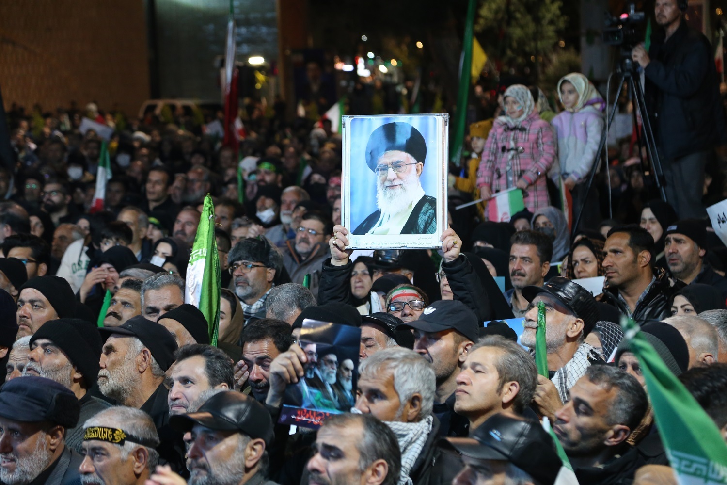 تصاویر/ همبستگی ملی در تجمعات شبانه مردم اراک برای دفاع از کشور