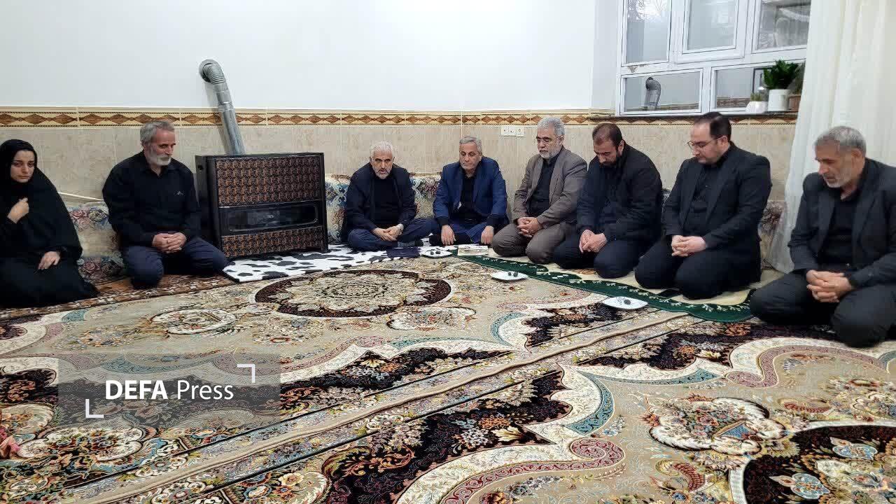 ادای احترام مدیرکل بنیاد شهید آذربایجان‌شرقی به شهدای تجاوز آمریکایی-صهیونیستی در بستان‌آباد