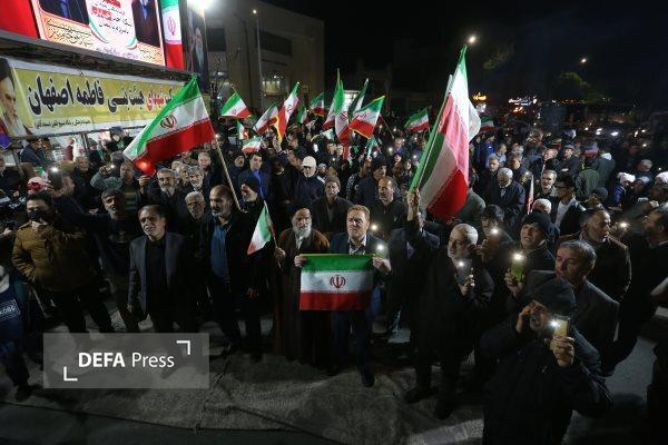 همبستگی ملی در تجمعات شبانه مردم ایران برای دفاع از کشور+ تصاویر و فیلم همبستگی ملی در تجمعات شبانه مردم ایران برای دفاع از کشور+ تصاویر و فیلم