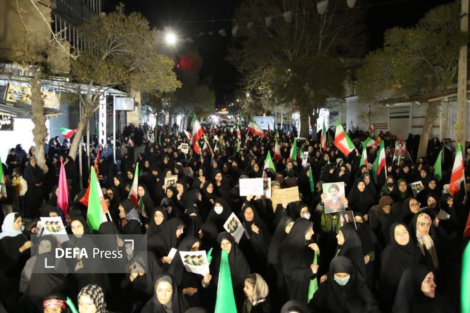 همبستگی ملی در تجمعات شبانه مردم ایران برای دفاع از کشور+ تصاویر و فیلم همبستگی ملی در تجمعات شبانه مردم ایران برای دفاع از کشور+ تصاویر و فیلم