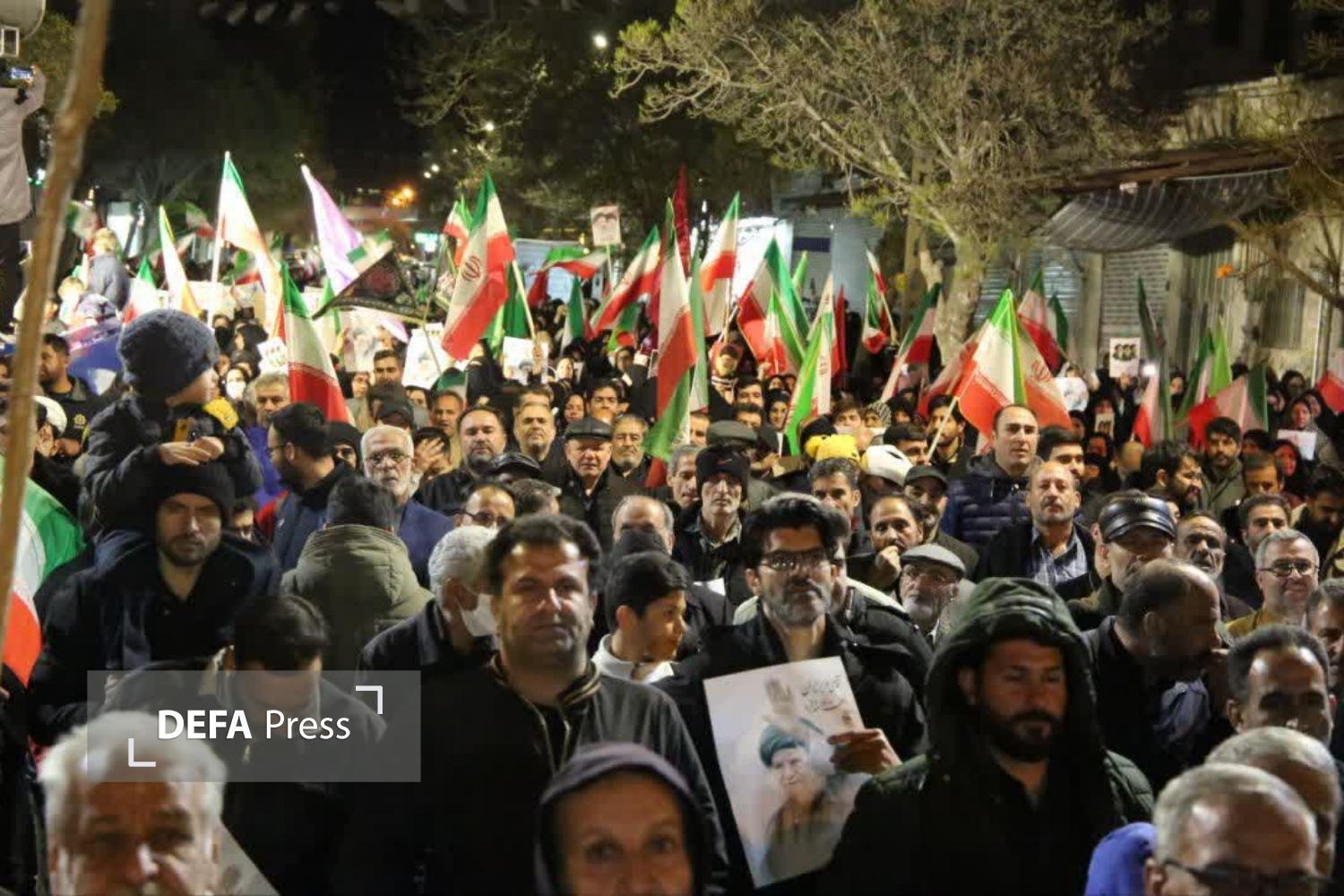 همبستگی ملی در تجمعات شبانه مردم ایران برای دفاع از کشور+ تصاویر و فیلم همبستگی ملی در تجمعات شبانه مردم ایران برای دفاع از کشور+ تصاویر و فیلم