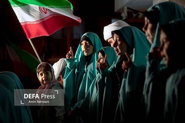 تجمع شبانه مردم قزوین به یاد چهلم شهدای دانش‌آموزان میناب