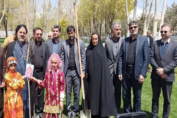 آیین کاشت نهال به یاد شهدای دانش‌آموز میناب در شهرکرد برگزار شد