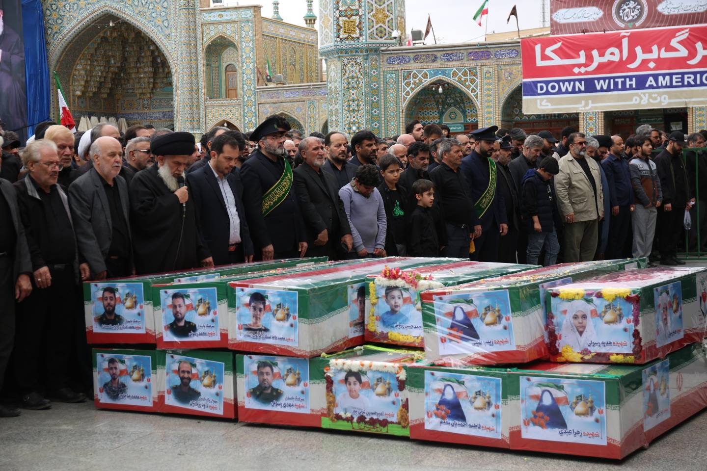 تصاویر/ تشییع پیکر‌های مطهر ۱۲ شهید حمله هوایی به شهر قم