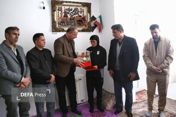 مسئولان استانی از بانوی ملیپوش فوتبال ایران در قروه تجلیل کردند مسئولان استانی از بانوی ملیپوش فوتبال ایران در قروه تجلیل کردند