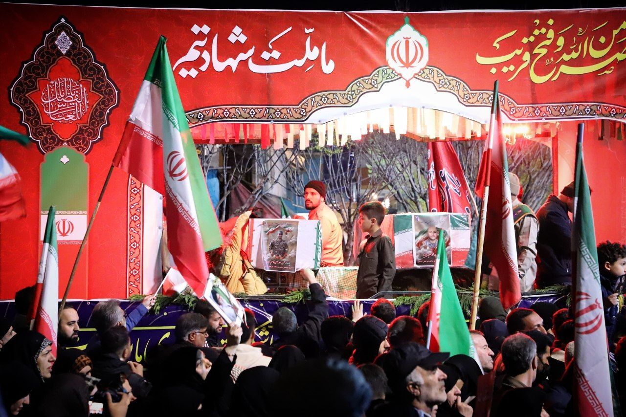 تصاویر/ مراسم شبی با پیکر مطهر شهدا در میدان شهدا اراک