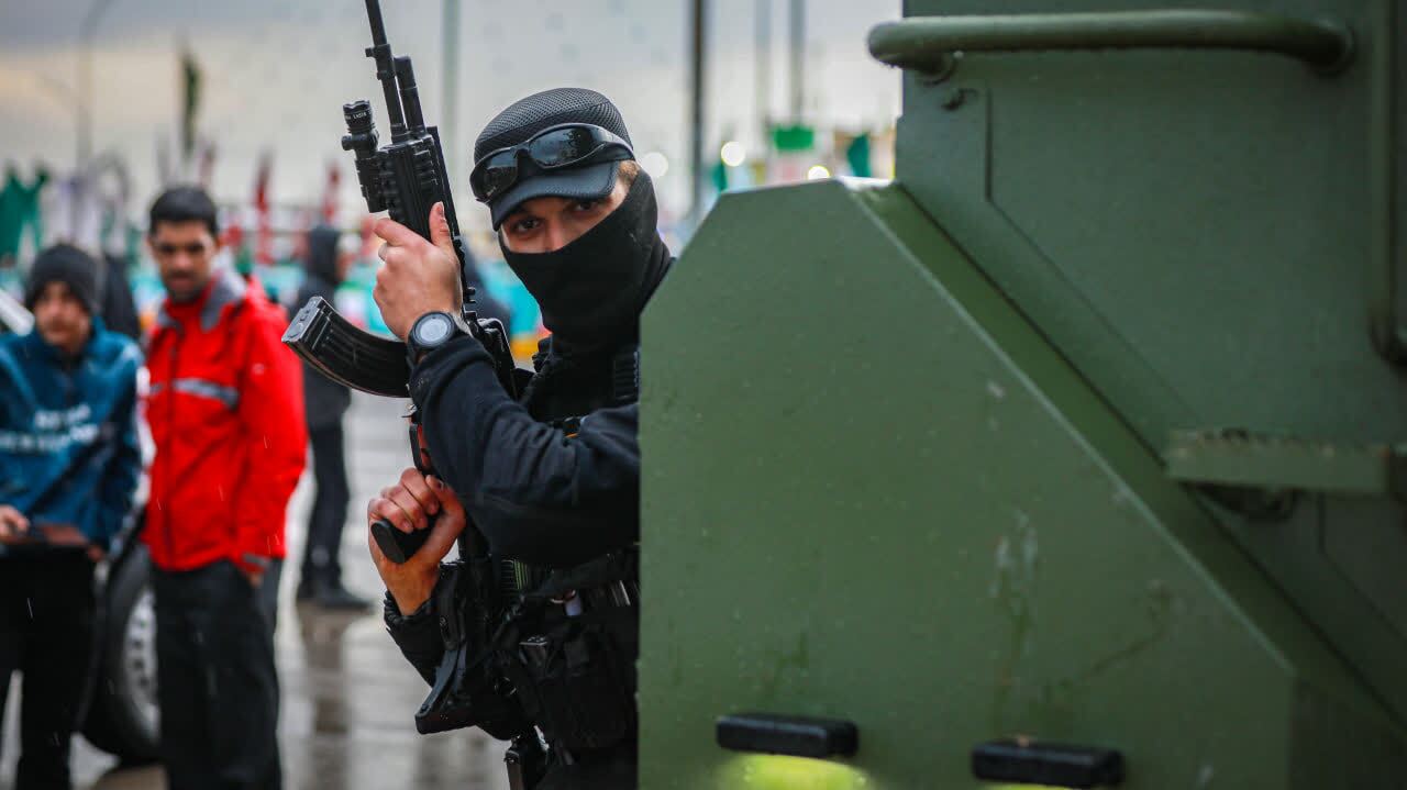 تصاویر/ حضور اطمینان‌بخش مدافعان امنیت در کنار مردم