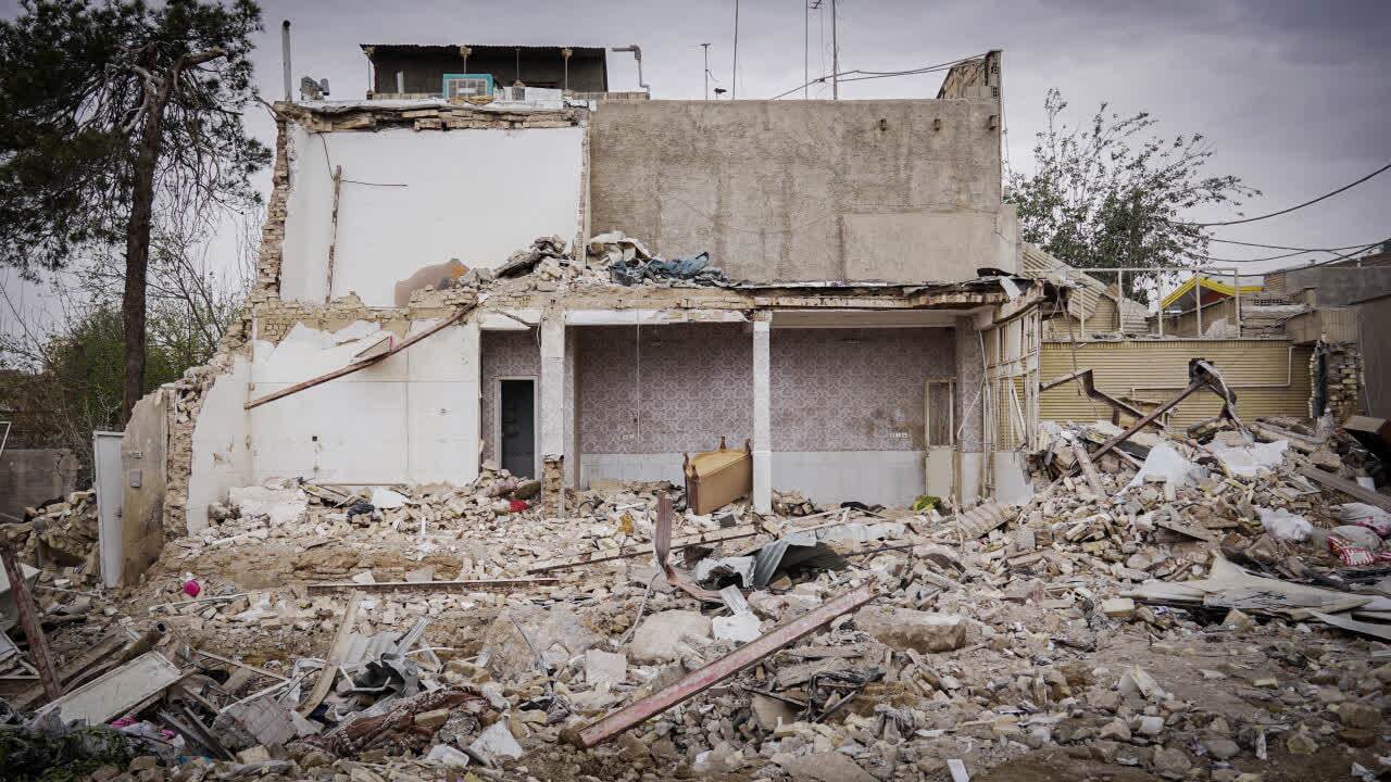 تصاویر/ فعالیت گروه‌های جهادی در منطقه بمباران شده خیابان دروازه ری قم