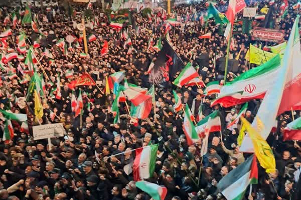 اجتماع باشکوه مردم اردبیل در شب اربعین رهبر شهید