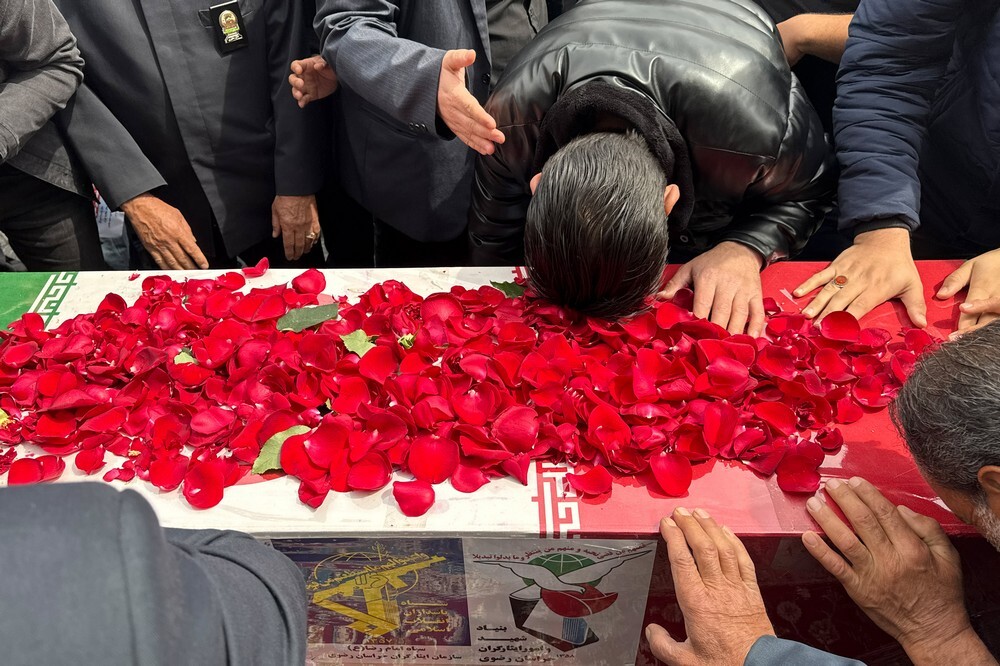 تشییع پیکر پرستار شهید «حسین عشقی» در حرم مطهر رضوی