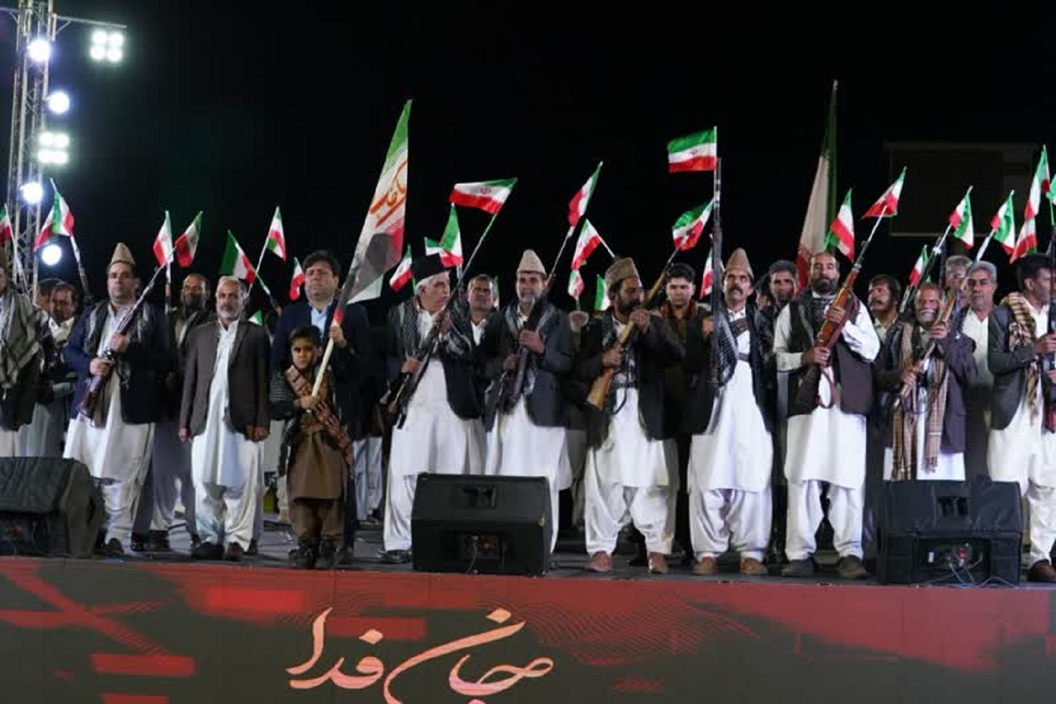 تصاویر/حضور گسترده مردم کرمان در مراسم بزرگداشت و تجدید میثاق در ورزشگاه باهنر