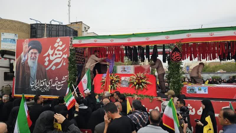 فیلم/شیراز امروز یک‌صدا؛ همراهی مردم با پیکر شهدای اقتدار وطن و سردار خادمی
